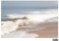 Meer Sylt Eine kräftige Welle, die sich mit Sand gemischt an den Strand spült.