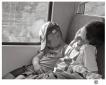 Fotografie Menschen  Zwei Kinder, die auf dem Sitz in der S-Bahn schlafend zusammengesunken sind.